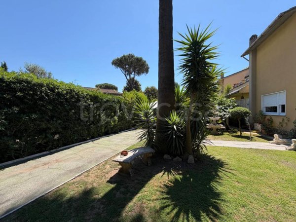 casa indipendente in vendita a Roma in zona Casal Palocco