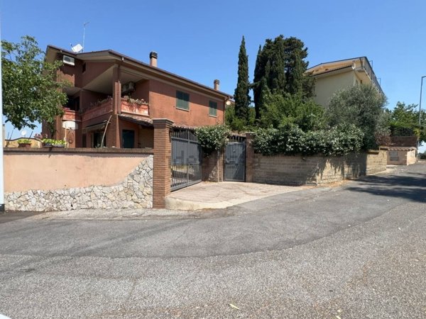 casa indipendente in vendita a Roma in zona Castel di Leva