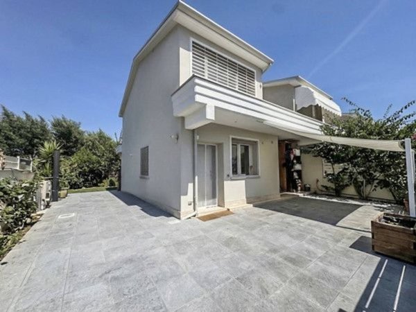 casa indipendente in vendita a Roma in zona Infernetto