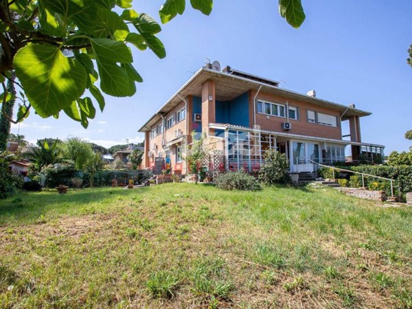 casa indipendente in vendita a Roma in zona Casal Palocco