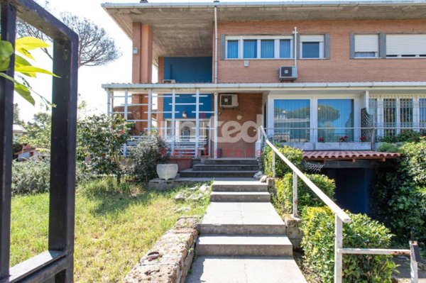 casa indipendente in vendita a Roma in zona Casal Palocco