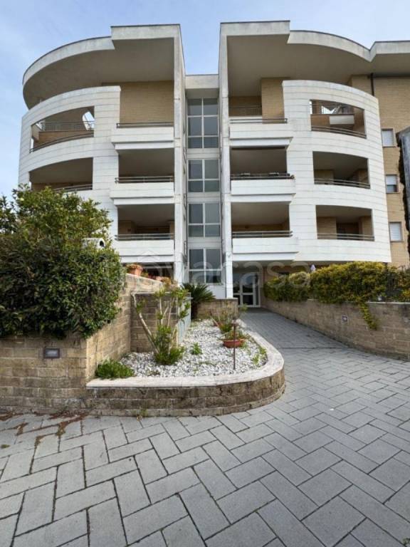 appartamento in vendita a Roma in zona Acilia