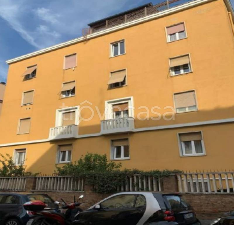 locale commerciale in vendita a Roma in zona Appio Latino