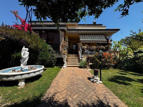 casa indipendente in vendita a Roma in zona Casal Palocco