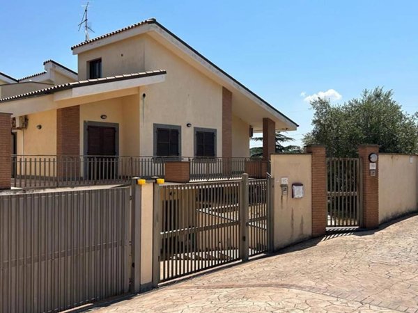 casa indipendente in vendita a Roma in zona Massimina/Casal Lumbroso