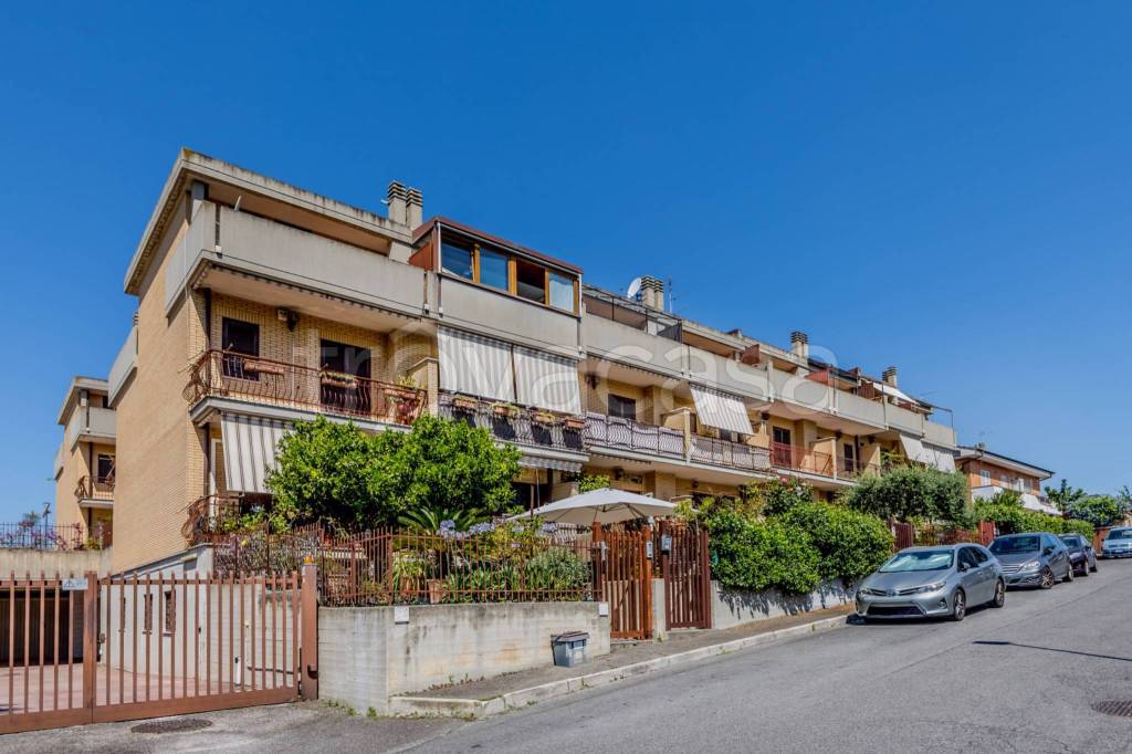 casa indipendente in vendita a Roma in zona Massimina/Casal Lumbroso