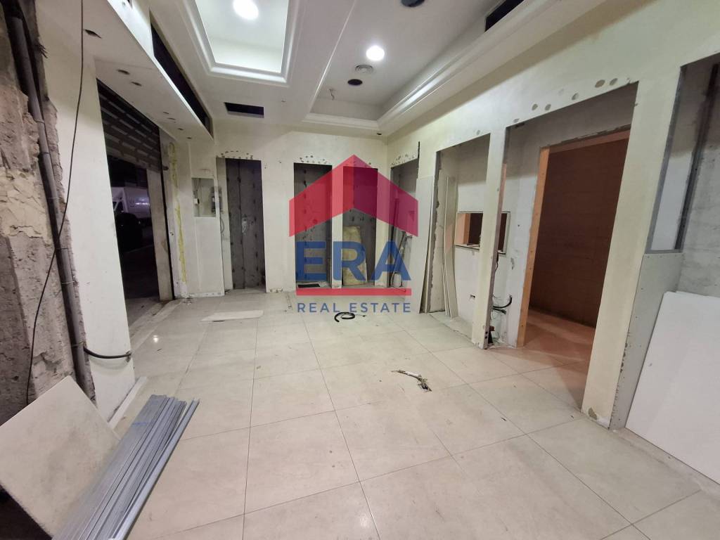 negozio in vendita a Roma in zona Tuscolano