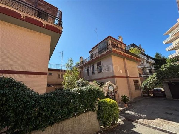 casa indipendente in vendita a Roma in zona Tomba di Nerone