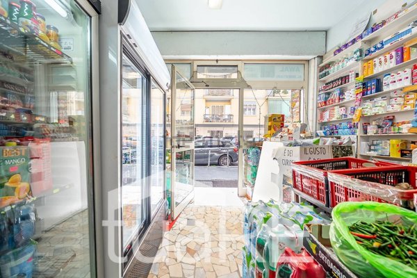 negozio in vendita a Roma in zona Don Bosco