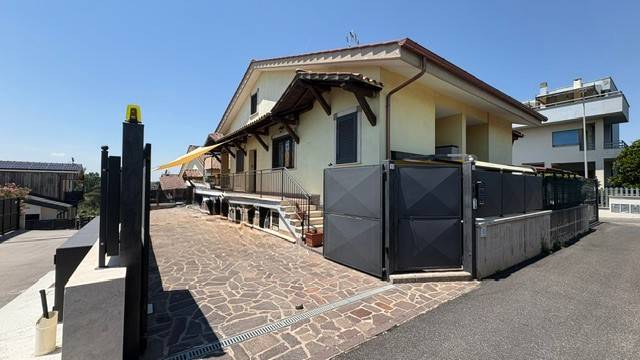 casa indipendente in vendita a Roma in zona Castelverde