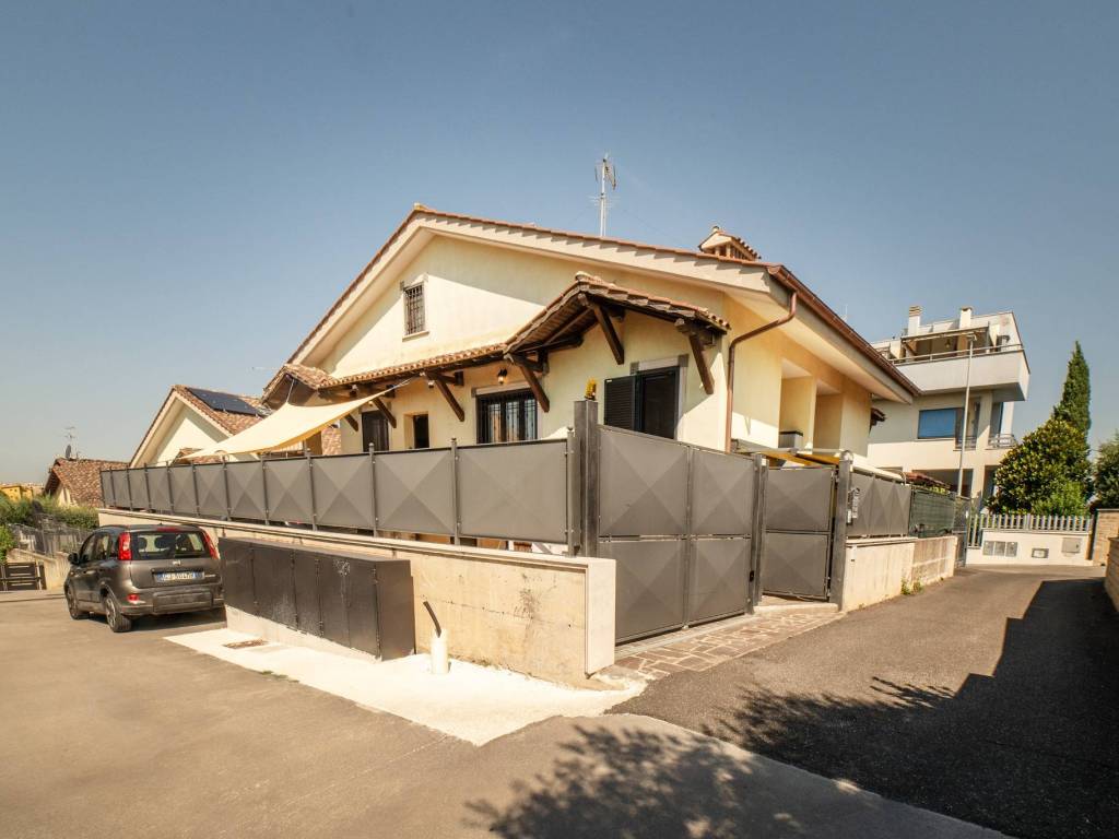 casa indipendente in vendita a Roma in zona Castelverde