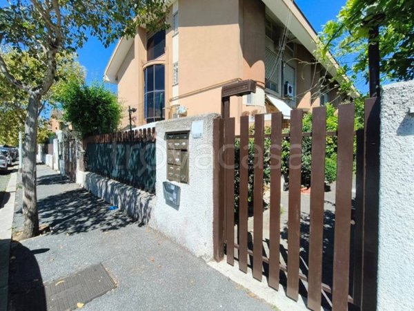appartamento in vendita a Roma in zona Axa