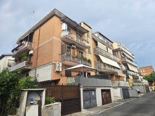 appartamento in vendita a Roma in zona Tor Bella Monaca
