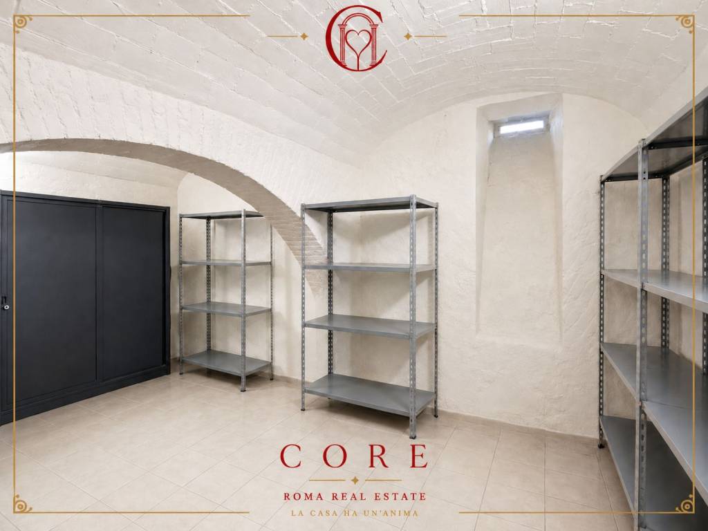 locale commerciale in vendita a Roma in zona Rione Prati