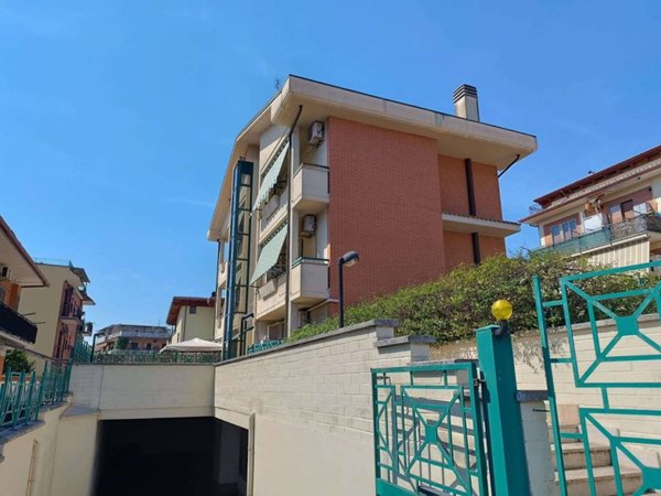 negozio in vendita a Roma in zona Finocchio