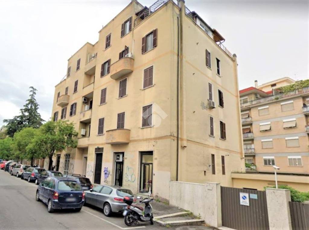 locale commerciale in vendita a Roma in zona Prenestino-Centocelle