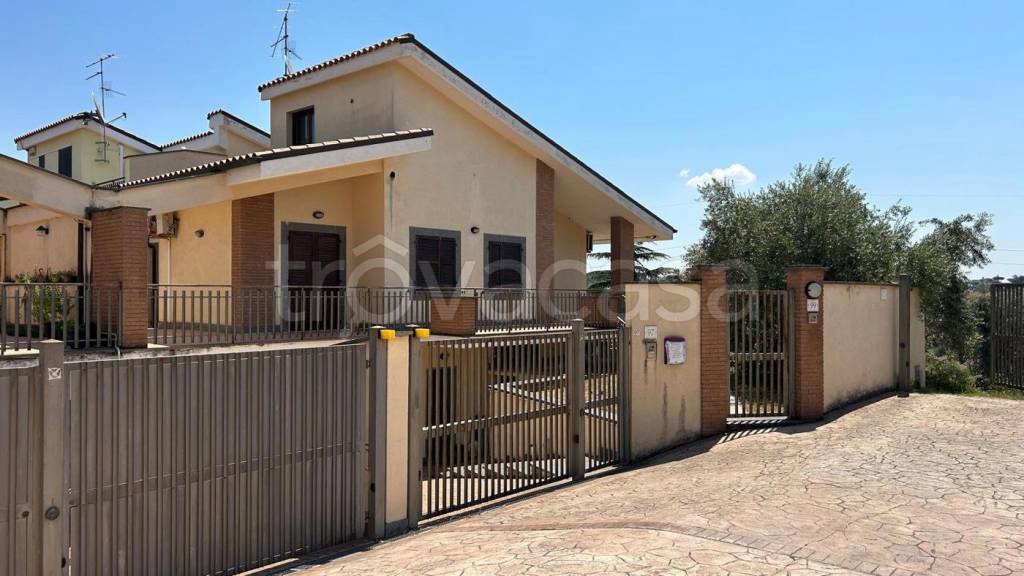 casa indipendente in vendita a Roma in zona Massimina/Casal Lumbroso
