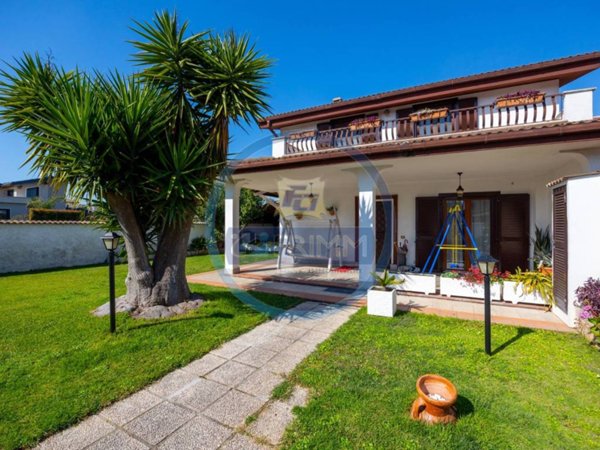 casa indipendente in vendita a Roma in zona Casal Palocco