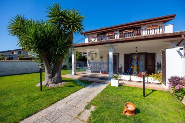 casa indipendente in vendita a Roma in zona Casal Palocco