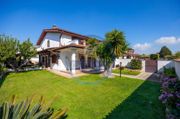 casa indipendente in vendita a Roma in zona Casal Palocco