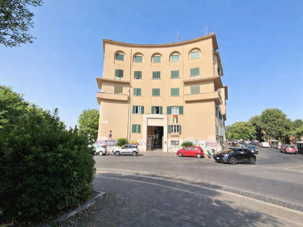 appartamento in vendita a Roma in zona Ostiense