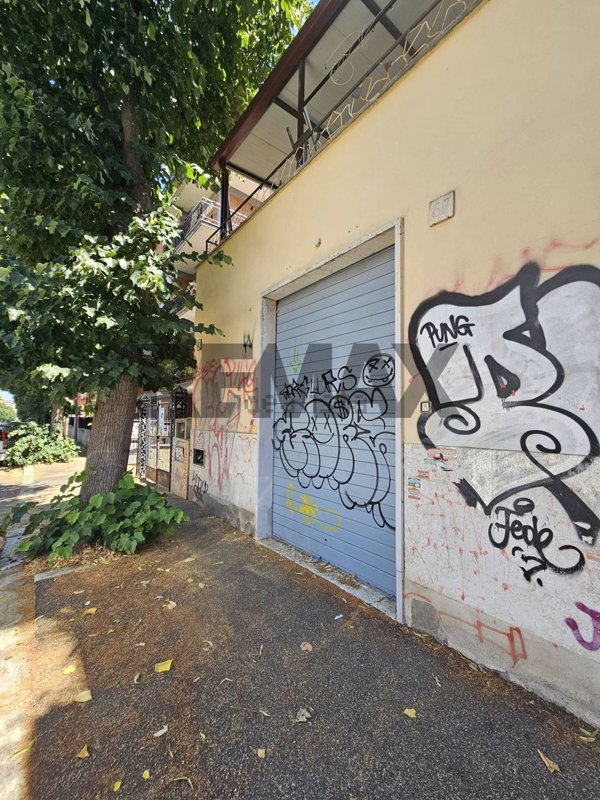 locale commerciale in vendita a Roma in zona Prenestino-Centocelle