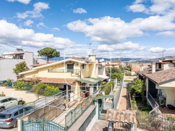 casa indipendente in vendita a Roma in zona Giardini di Corcolle
