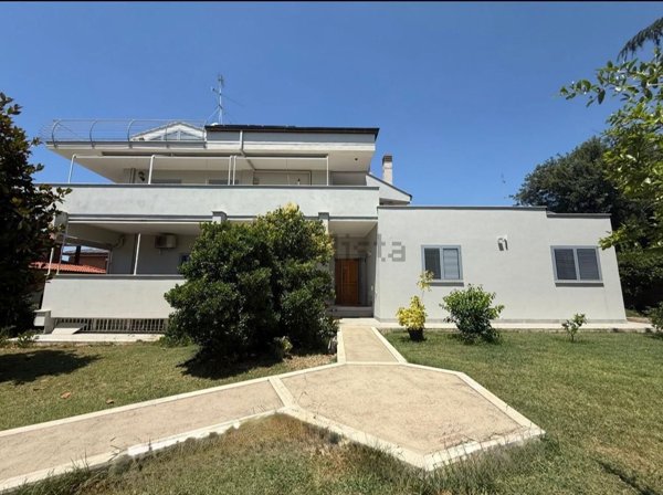 casa indipendente in vendita a Roma in zona Acilia