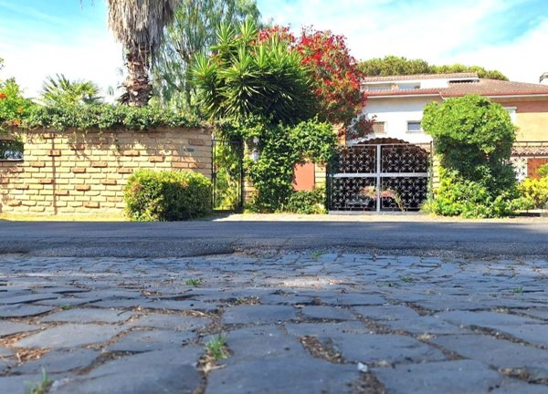 casa indipendente in vendita a Roma in zona Casal Palocco