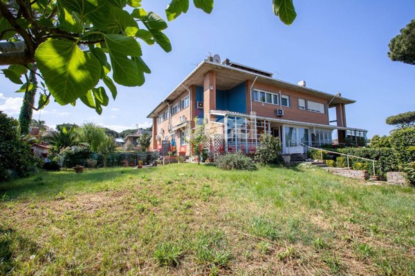 casa indipendente in vendita a Roma in zona Casal Palocco