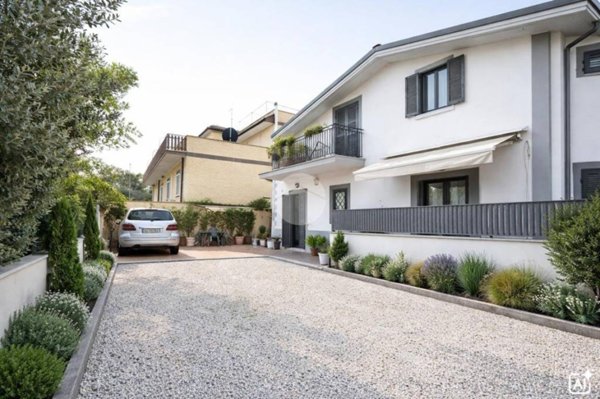 casa indipendente in vendita a Roma in zona Finocchio