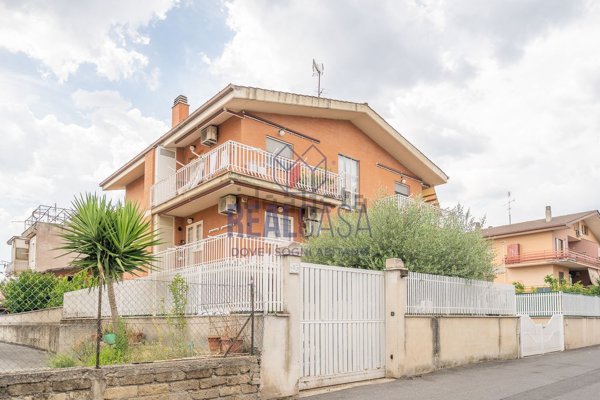 appartamento in vendita a Roma in zona Torre Angela