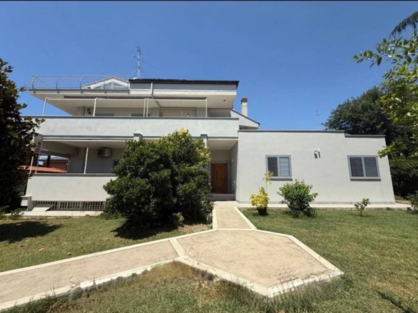 casa indipendente in vendita a Roma in zona Acilia
