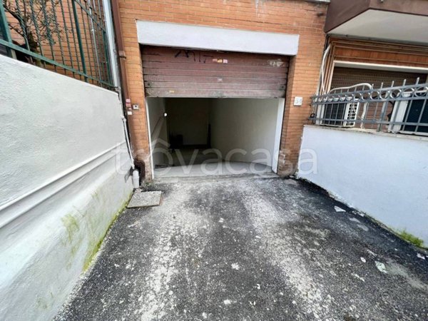 negozio in vendita a Roma in zona Torre Angela
