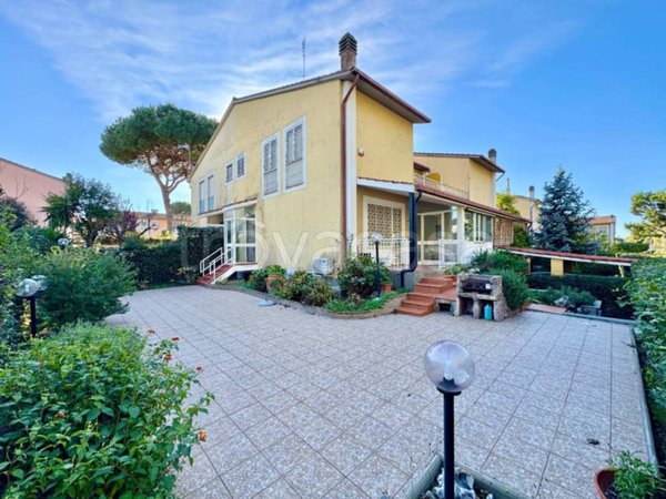 casa indipendente in vendita a Roma in zona Casal Palocco