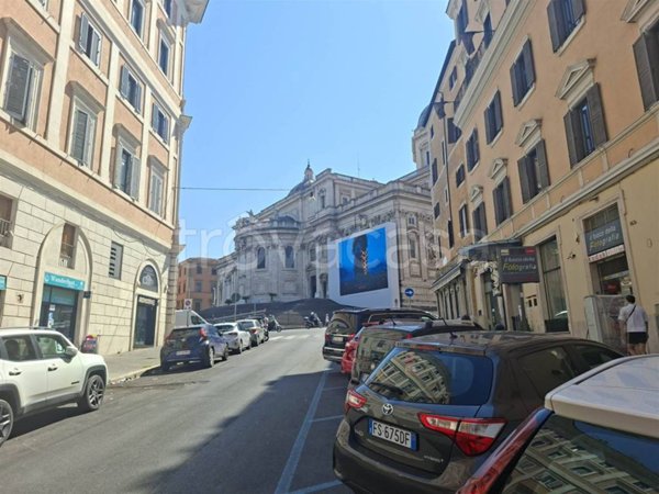 negozio in vendita a Roma in zona Rione Monti/Campitelli