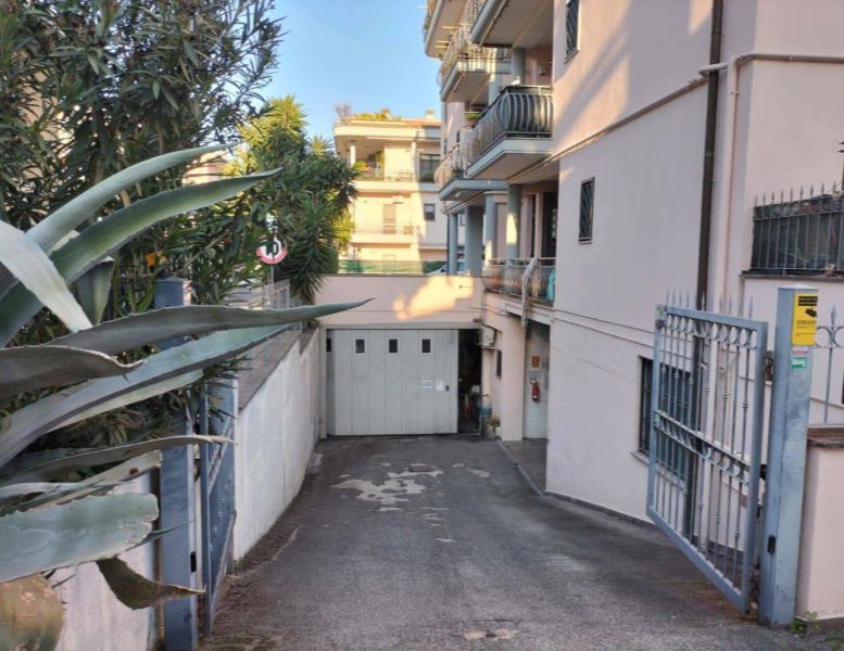 locale commerciale in vendita a Roma in zona Finocchio
