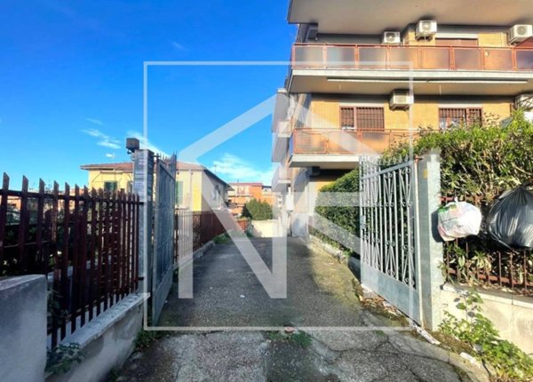 negozio in vendita a Roma in zona Finocchio