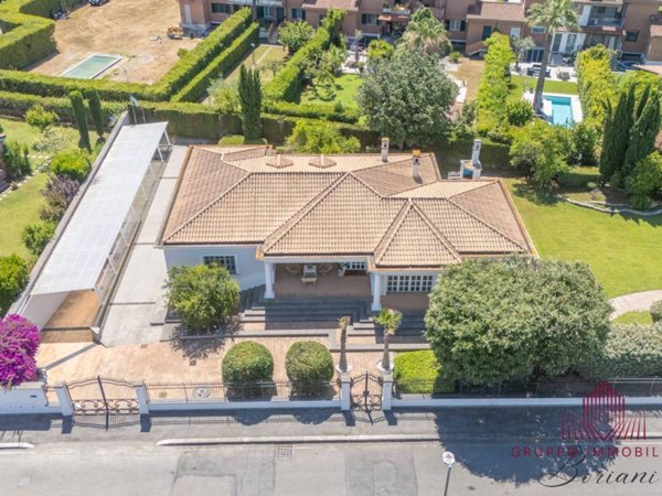 casa indipendente in vendita a Roma in zona Casal Palocco