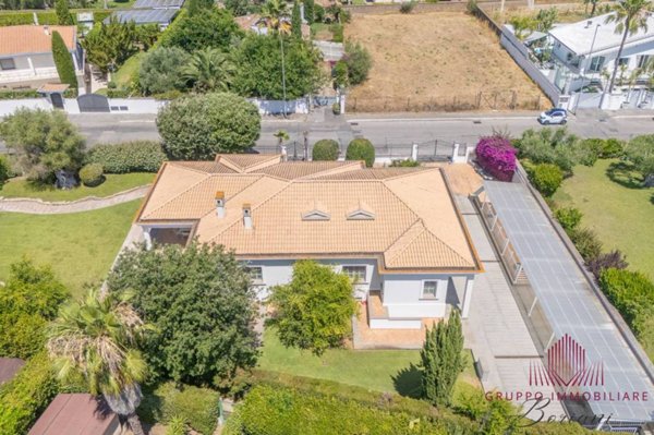 casa indipendente in vendita a Roma in zona Casal Palocco