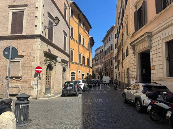 negozio in vendita a Roma in zona Rione di Ponte