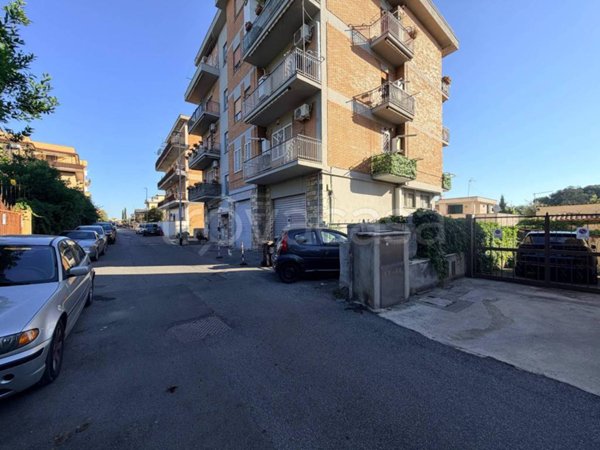 negozio in vendita a Roma in zona Tor Bella Monaca