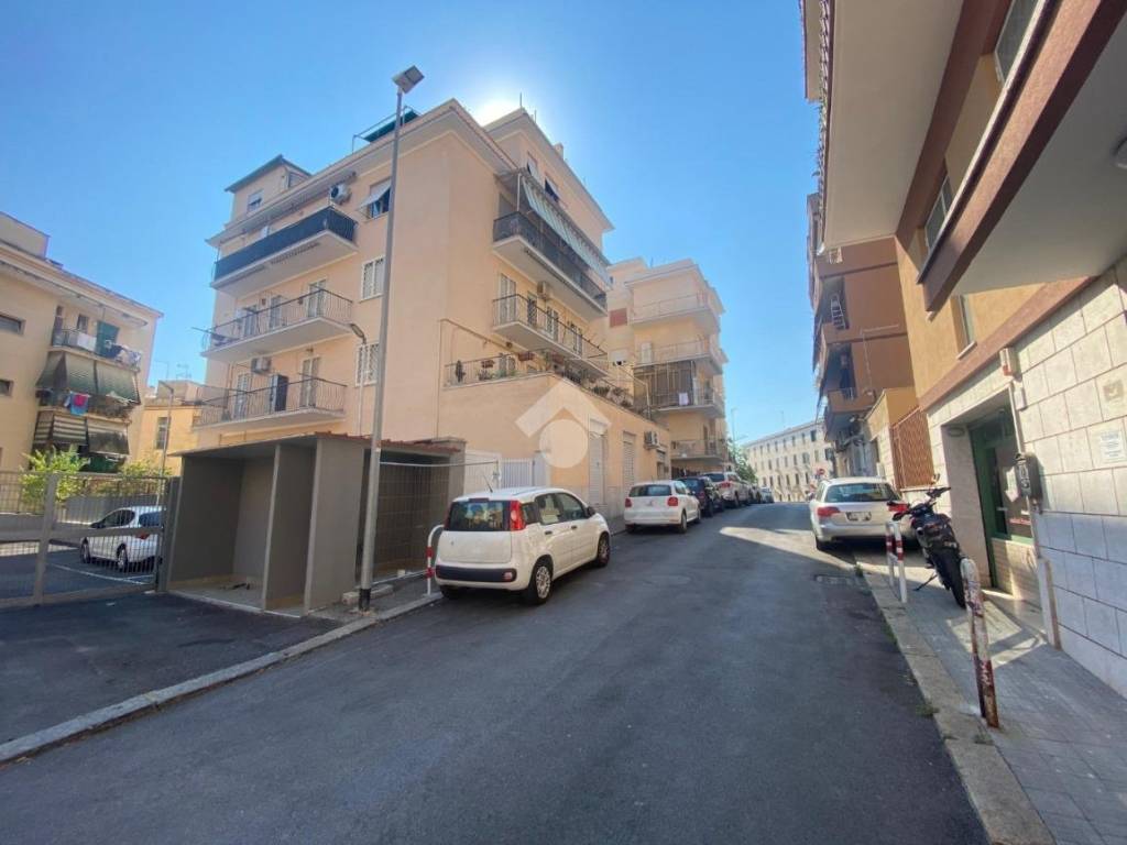 negozio in vendita a Roma in zona Primavalle