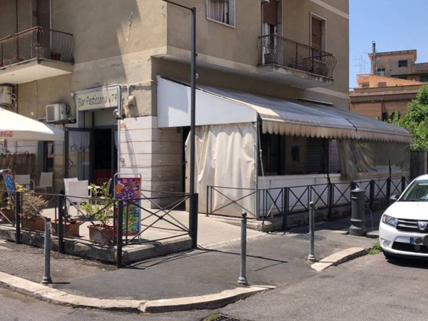 negozio in vendita a Roma in zona Ponte Mammolo