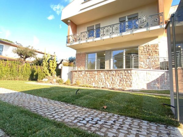 casa indipendente in vendita a Roma in zona Casal Palocco