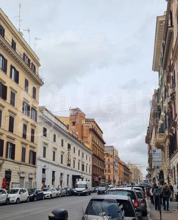 negozio in vendita a Roma in zona Rione Monti/Campitelli