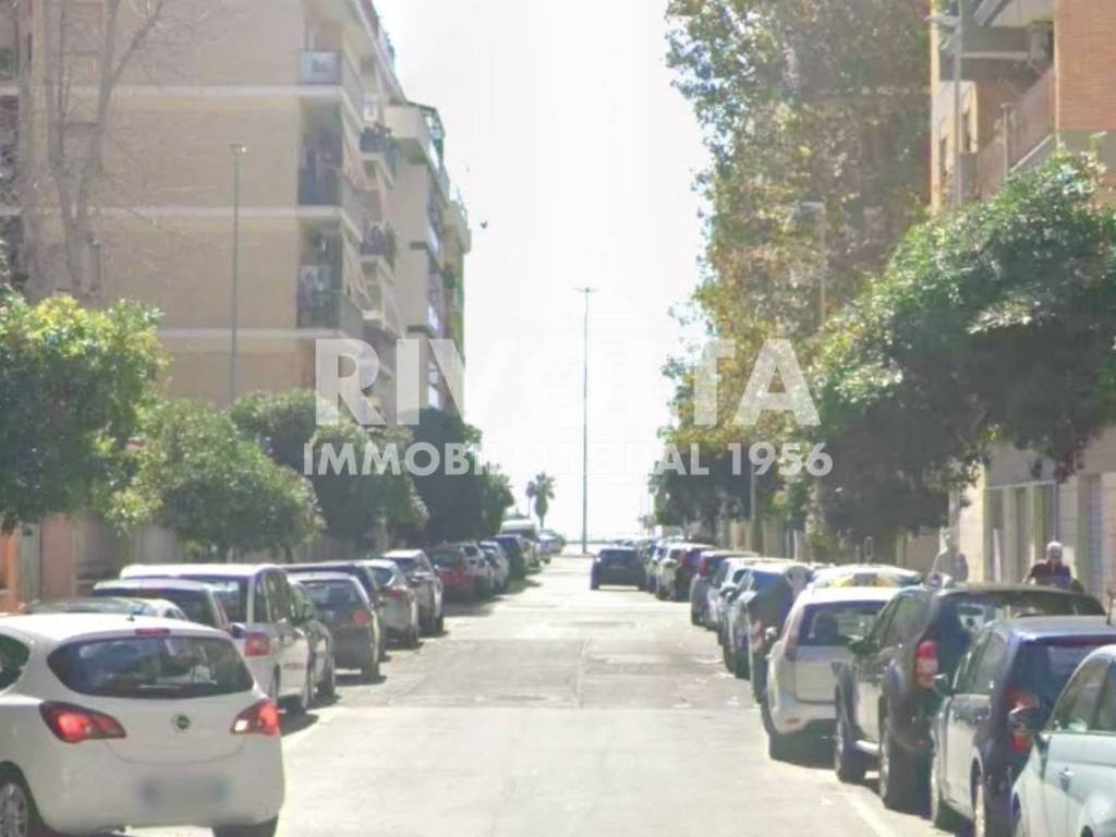 negozio in vendita a Roma in zona Ostia