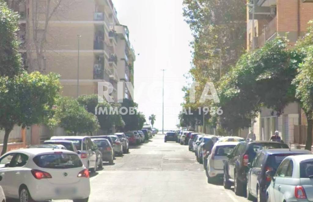 negozio in vendita a Roma in zona Ostia