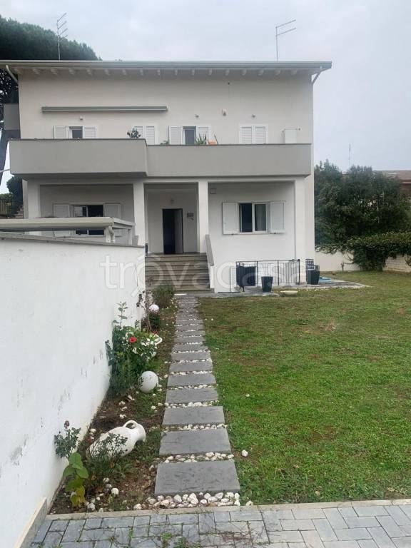 appartamento in vendita a Roma in zona Axa