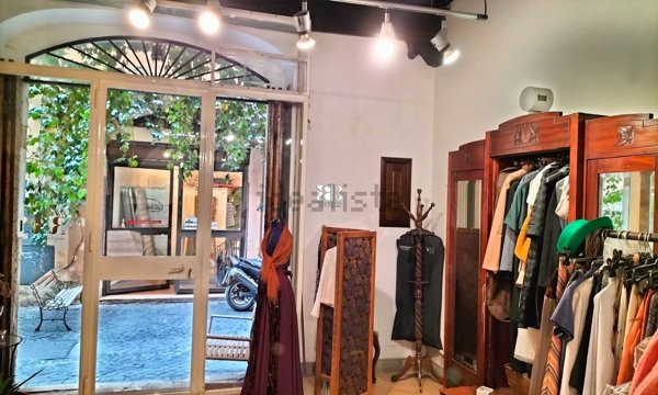 locale commerciale in vendita a Roma in zona Rione Regola